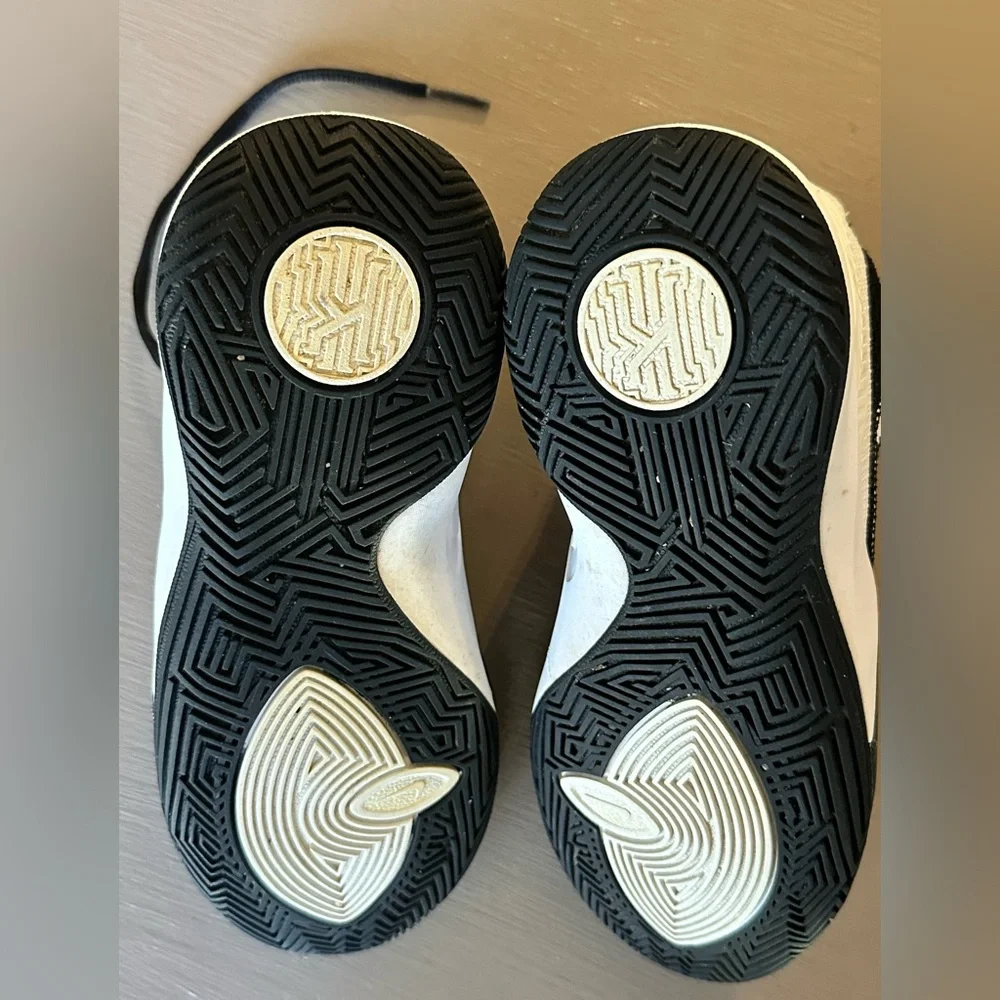 Nike Kyrie Flytrap 2 GS Black White Basketball Shoes AQ3412-001 4.5Y / Womens 6
